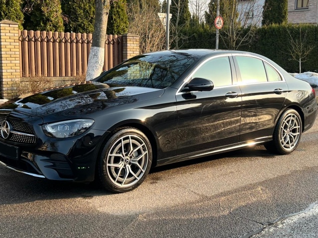 BMW 7-series F02 черный и белый